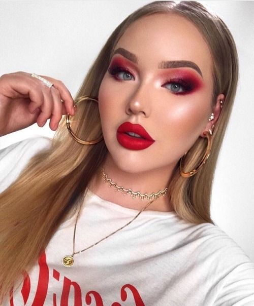 Nikkietutorials con sombra de ojos roja