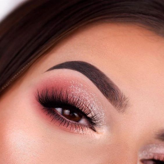 Maquillaje de ojos con brillo rosa