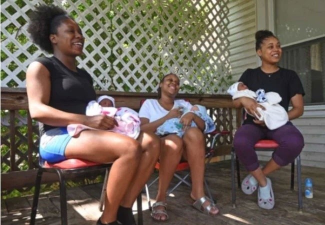 Hermanas Dannesaha, Ariel y Ashley Williams riendo y sosteniendo a sus bebés nacidos el mismo día
