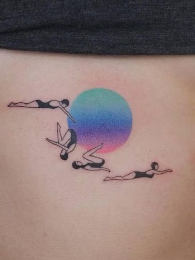 Chica con un tatuaje en el brazo de varias chicas haciendo un clavado