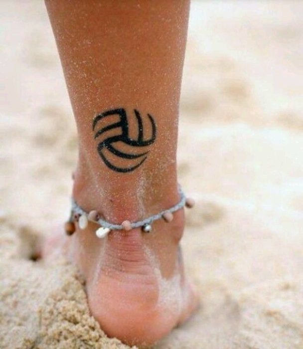 Chica con un tatuaje en el pie de un balón de voleibol