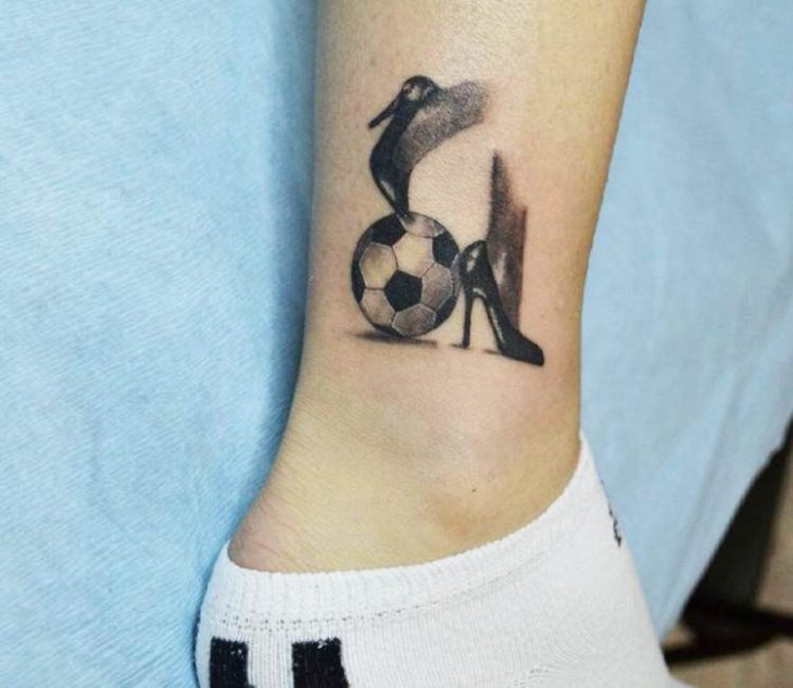Chica con un tatuaje en el brazo de una chica jugando fútbol