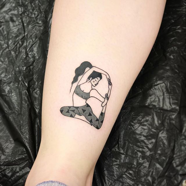 Chica con un tatuaje en el brazo de una mujer haciendo yoga