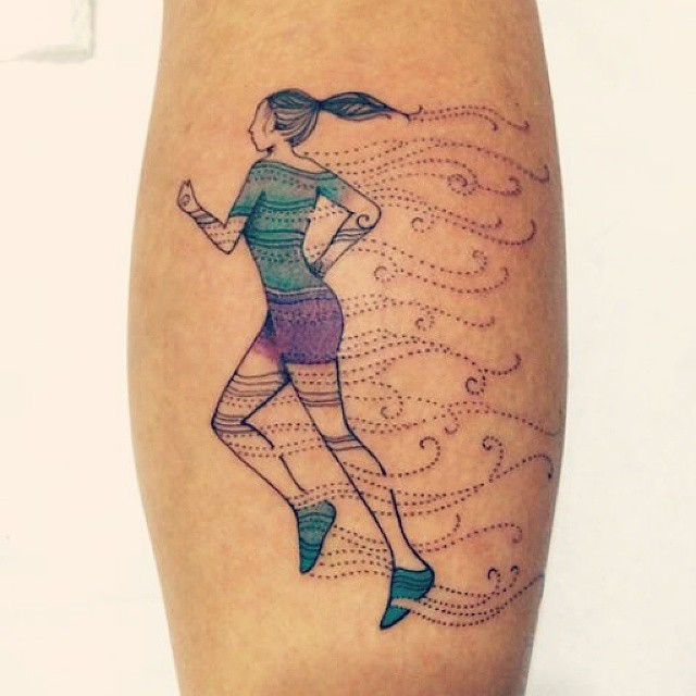 Chica con un tatuaje de una corredora en sus piernas