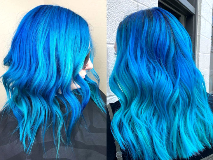 Cabello azul balayage; cabello teñido de azul degradado que parece el océano