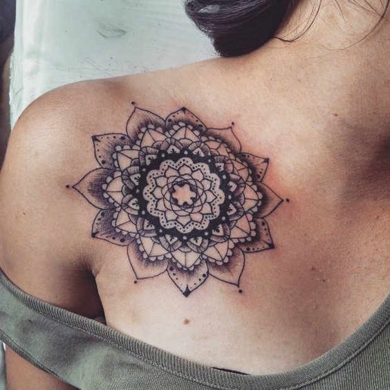Tatuaje de mandala en la clavícula