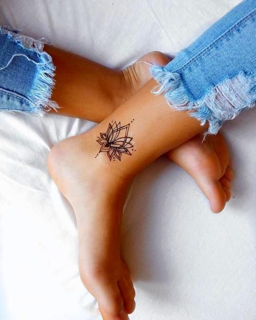 Tatuaje de mandala en el tobillo