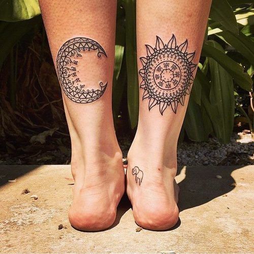Tatuaje de mandala luna y sol en los tobillos de mujer