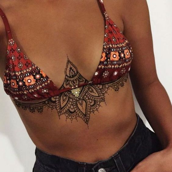 Tatuaje de mandala en pecho de una mujer