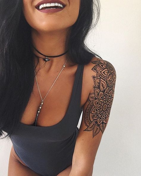 Tatuaje grande mandala en el hombro