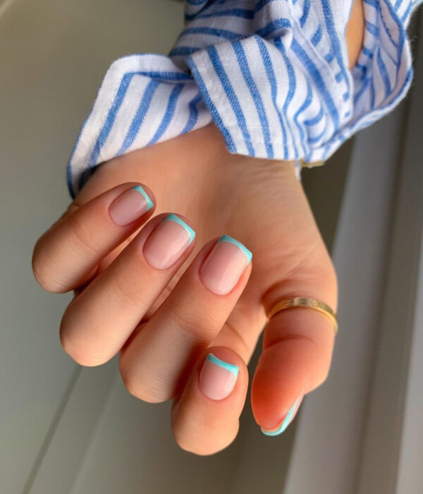 Diseño de manicure sencillos, femeninos y naturales; uñas cortas cuadradas pintadas con esmalte nude y francés azul cielo
