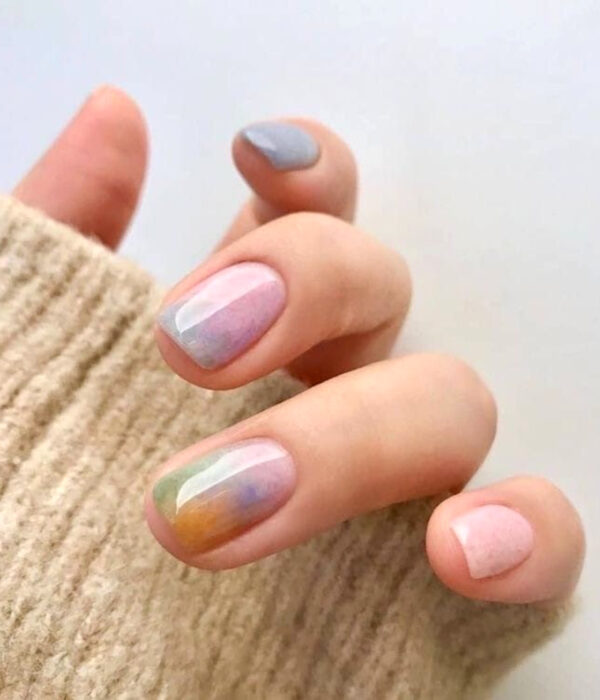 Diseño de manicure sencillos, femeninos y naturales; uñas cortas cuadradas pintadas con esmalte de colores pastel, rosa, morado, verde, azul y amarillo difuminados