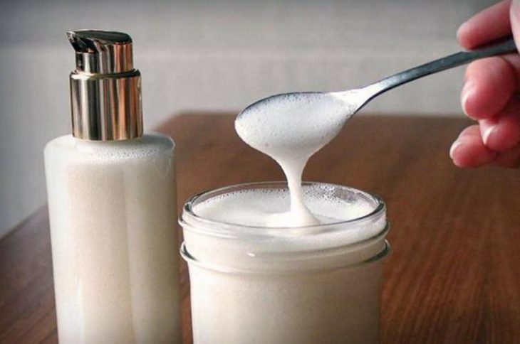 Vaso de vidrio con champú blanco