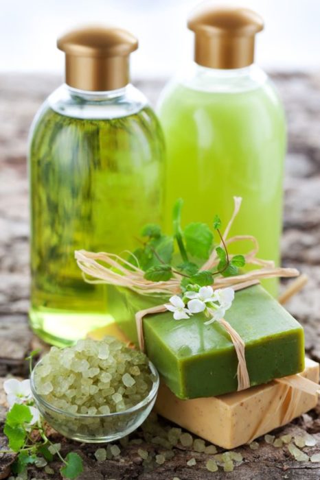 Envases plásticos con champú de menta casero