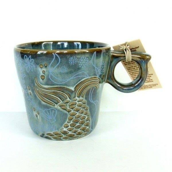 Taza azul con diseño de una cola de sirena