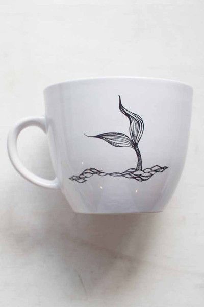 Taza de café blanca con estampado de cola de sirena