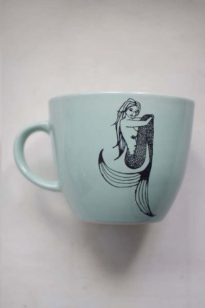 Taza verde menta con ilustración de una sirena