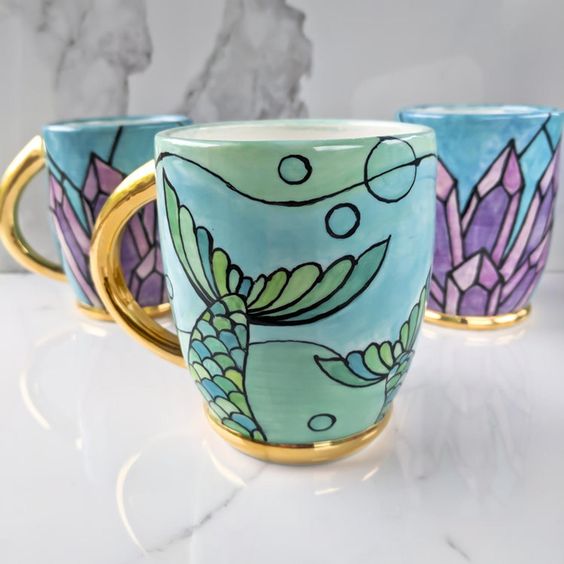 Tazas coloridas con diseño gráfico de cola de sirena