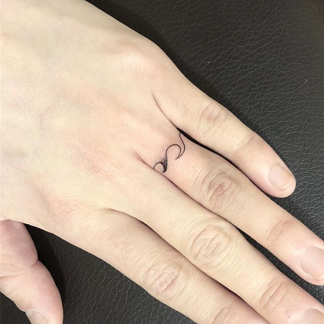 Chica con unas olas tatuadas en su dedo índice