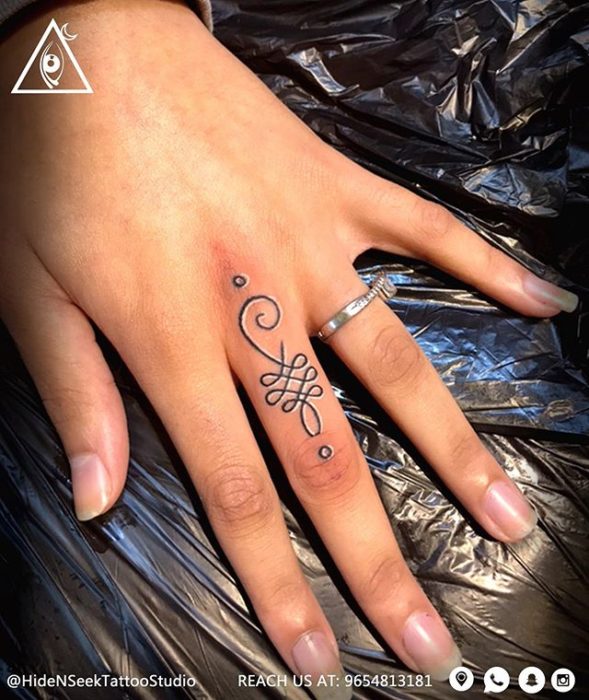 Chica con un tatuaje de una mandala en el dedo índice