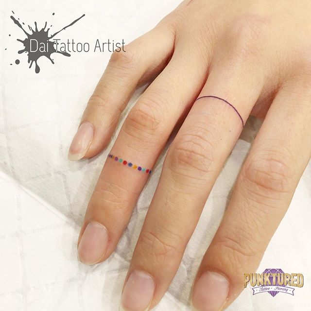 Chica con un tatuaje que envuelve su dedo medio
