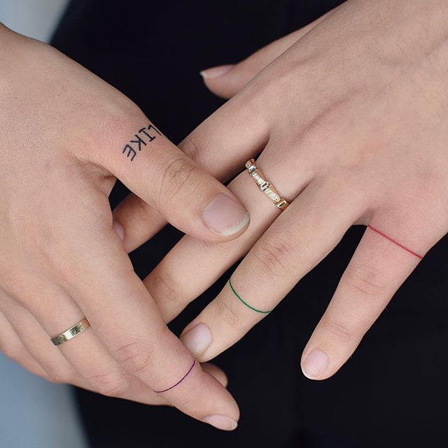 Chica con un tatuaje que envuelve su dedo medio