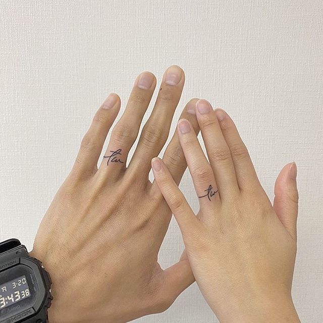 Chica con un tatuaje que envuelve su dedo medio