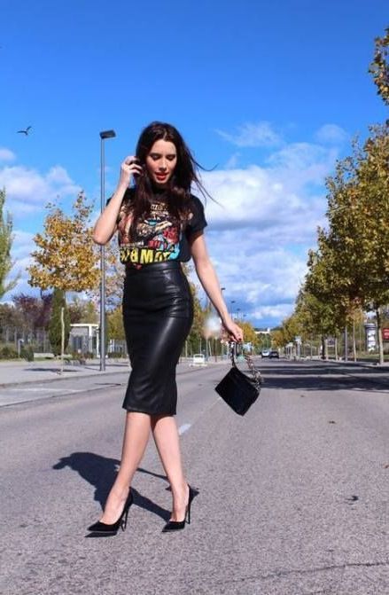 Mujer alta y delgada viste blusa negra y falda de lápiz tipo cuero