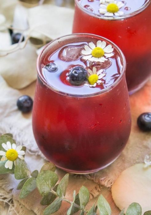 Vaso de cristal con té de arándano