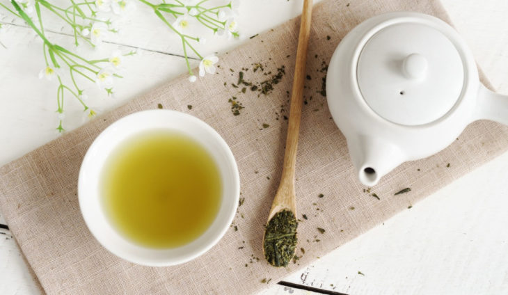 Jarra de cerámica con infusión de té verde