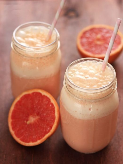 Jugo de toronja en vasos de vidrio