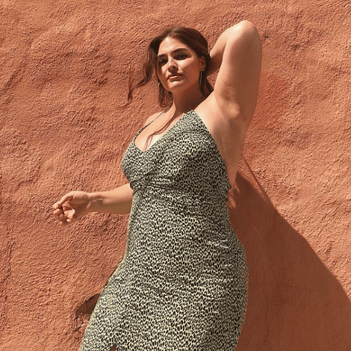 chica de cabello castaño talla extra, curvy con un vestido tipo slip estampado de animal print