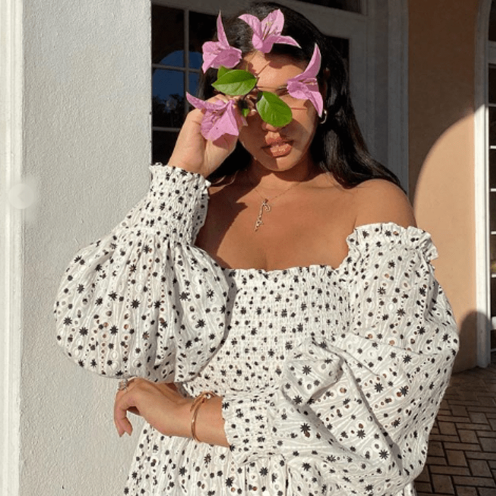 chica con vestido blanco y lunares negros
