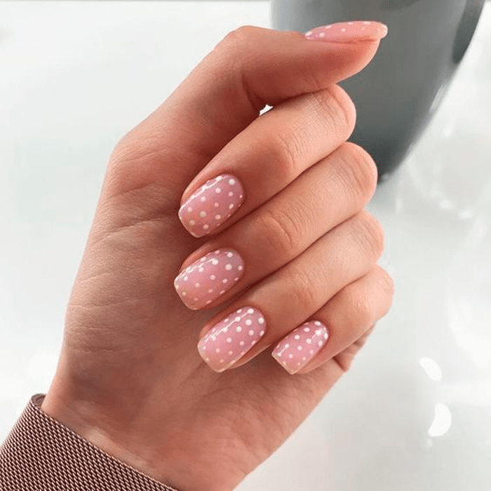 Manicura con puntos blancos