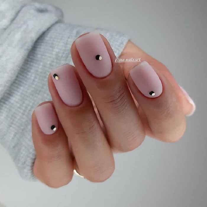 Diseño de manicura con punto negro y blanco y efecto mate