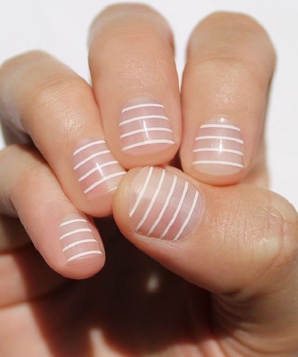 Manicura con líneas horizontales color blanco