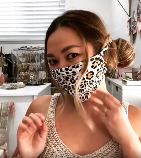 Chica sujetando su mascarilla con dos chonguitos de cabello