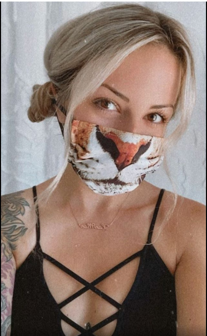 Chica usando una mascarilla mientras la sujeta con sus trenzas