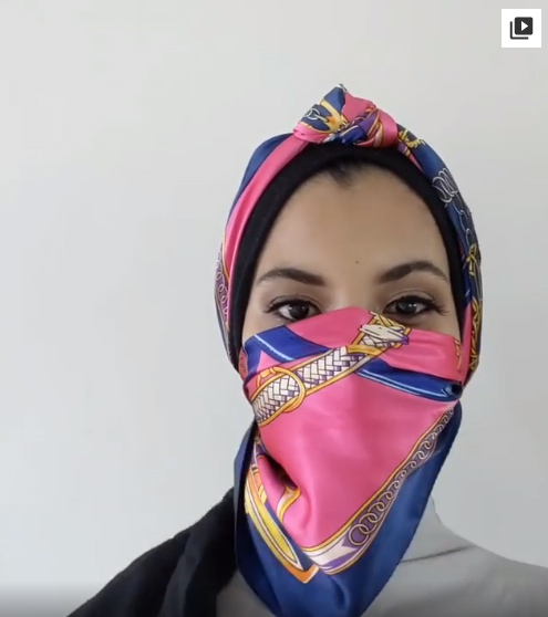 Chica usando una mascada para cubrir su rostro