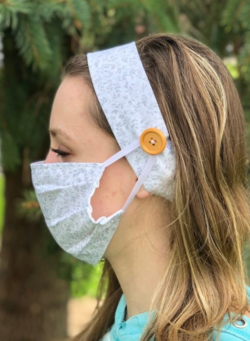 Chica sujetando su mascarilla con una bandana y botones