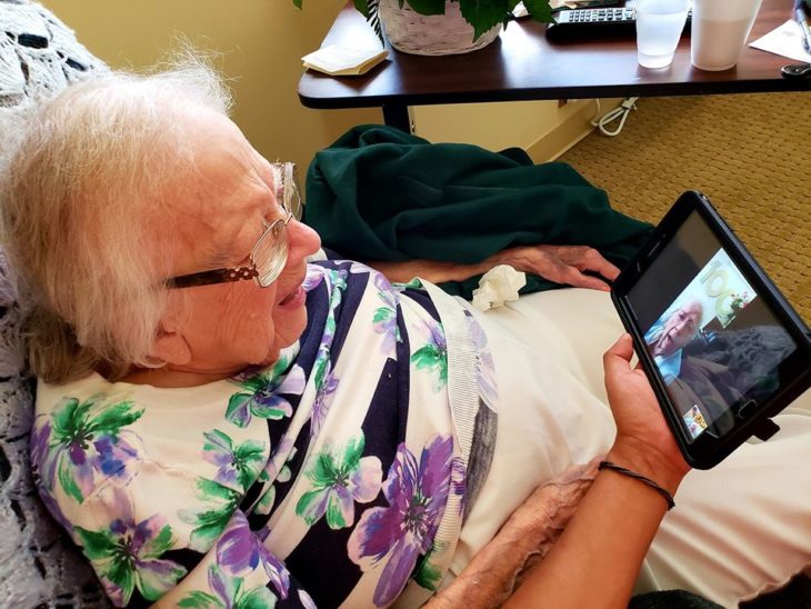 Leora hablando por zoom con su hermana Delora