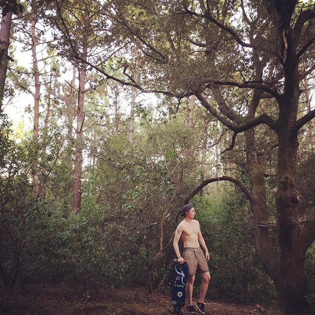 Moritz Jahn, actor alemán en la serie Dark, paseando sin camisa por el bosque