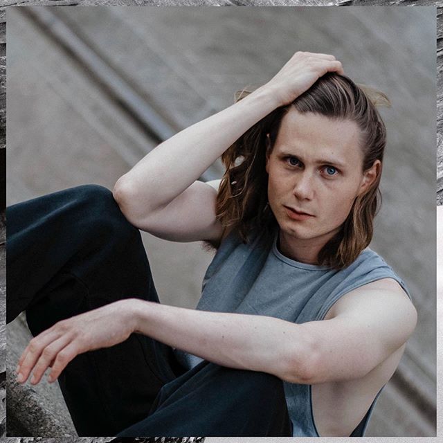 Moritz Jahn, actor alemán en la serie Dark, jugando con su cabello en una sesión de fotos