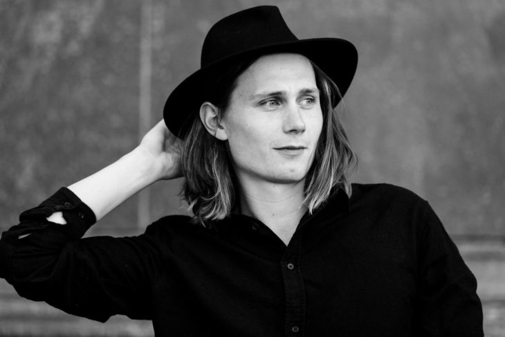 Moritz Jahn, actor alemán en la serie Dark, con sombrero negro