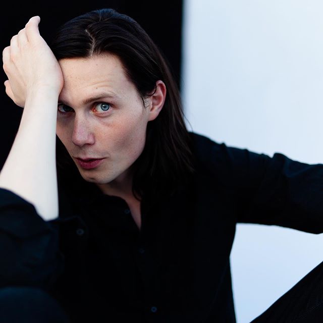 Moritz Jahn, actor alemán en la serie Dark, con cabello teñido de negro