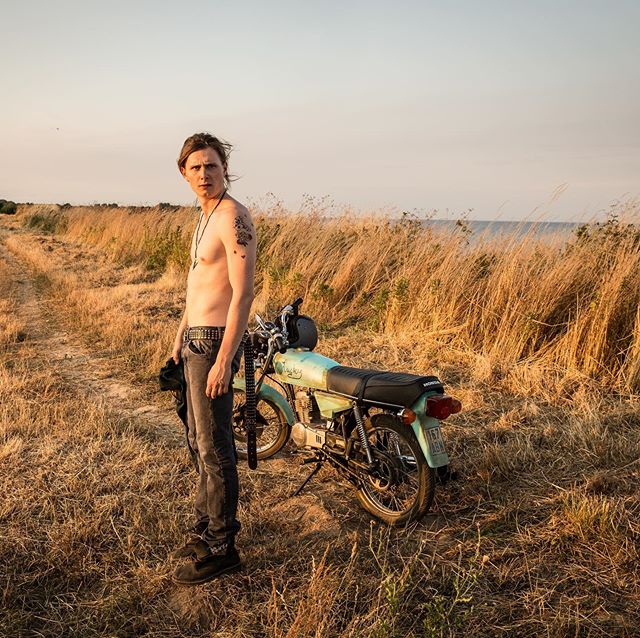 Moritz Jahn, actor alemán en la serie Dark, sin camisa paseando en motocicleta