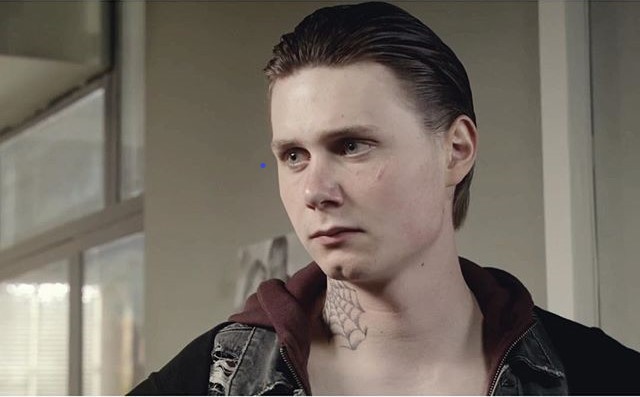 Moritz Jahn, actor alemán en la serie Dark, con estilo rockero y un tatuaje en el cuello