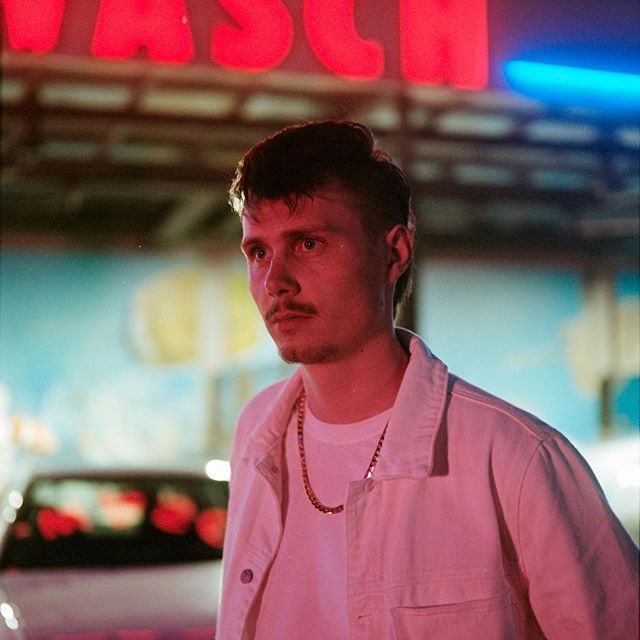 Moritz Jahn, actor alemán en la serie Dark, llevando outfit en blanco
