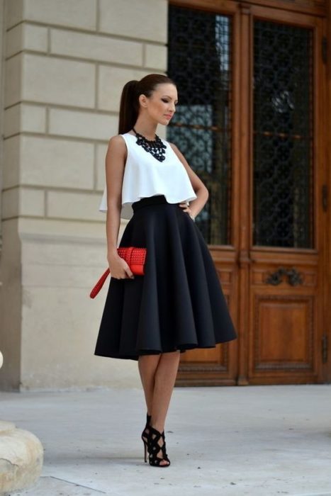 Mujer con blusa blanca y falda negra larga