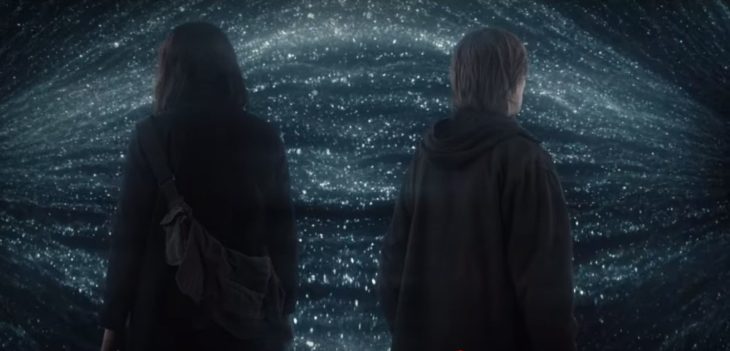 Escena de la serie 'Dark', Martha y Jonas encontrándose de espaldas en el túnel que une los tres mundos